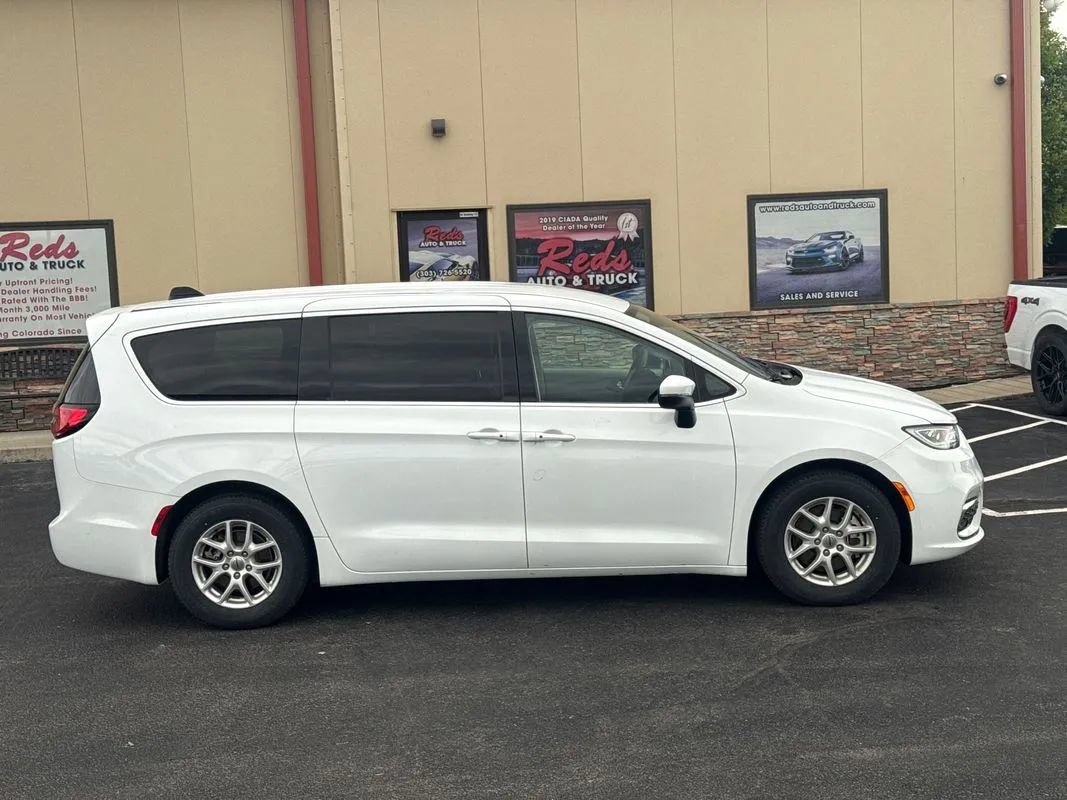 Used 2023 Chrysler Pacifica Touring-L FWD image 43