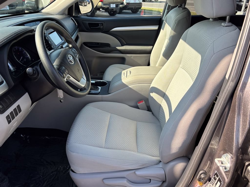 Used 2019 Toyota Highlander LE AWD/4WD image 15