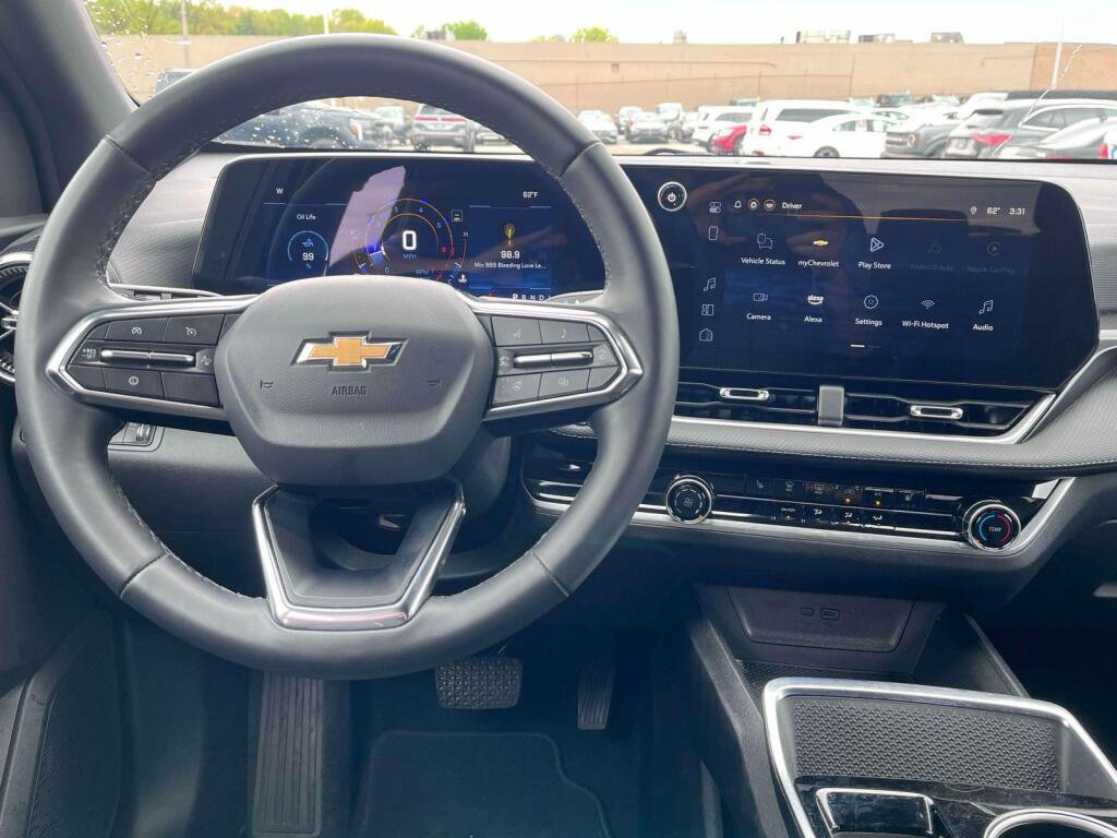 Used 2025 Chevrolet Equinox LT AWD/4WD image 2