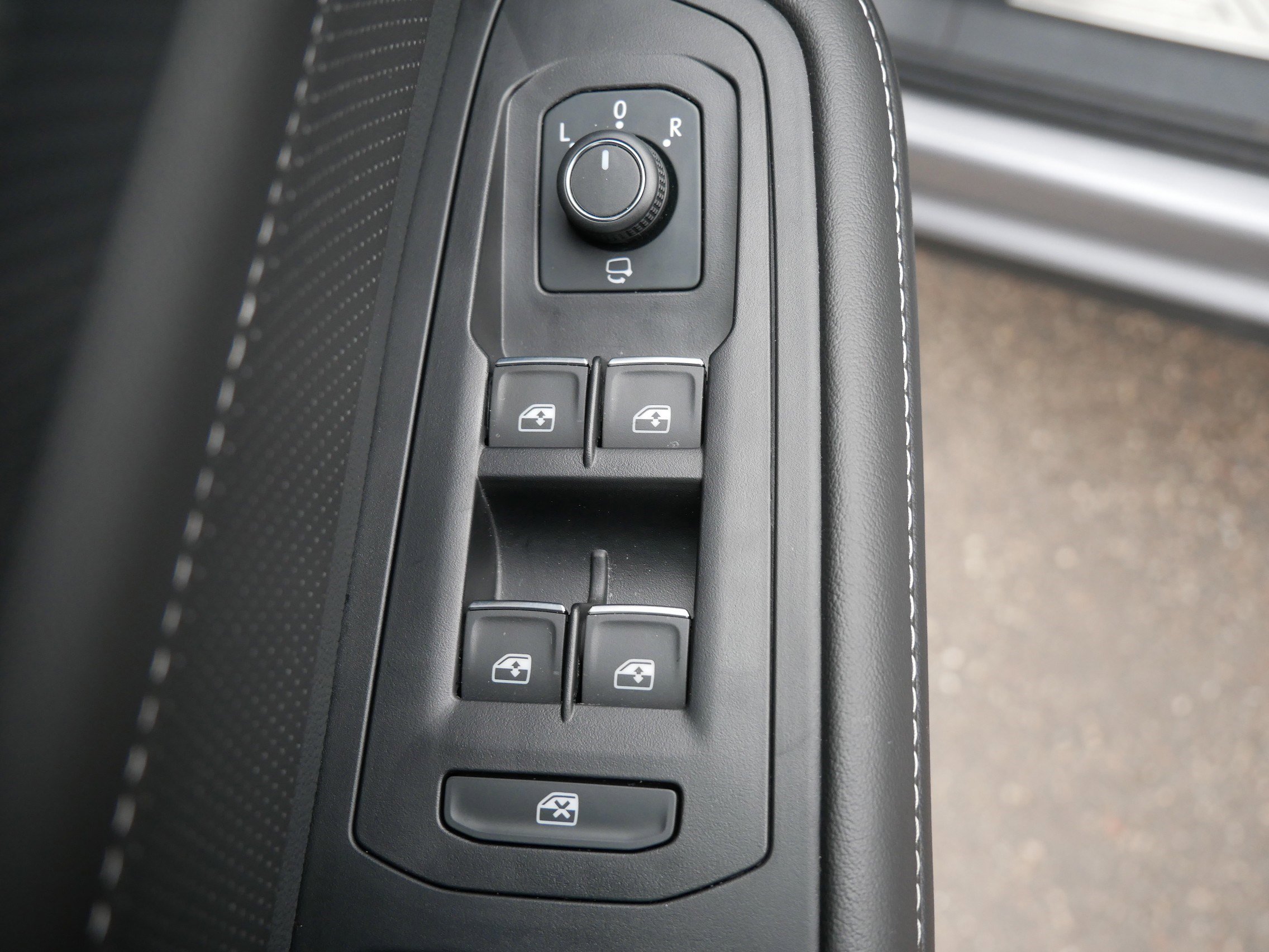 Certified 2025 Volkswagen Atlas Cross Sport SEL Premium R-Line image 19