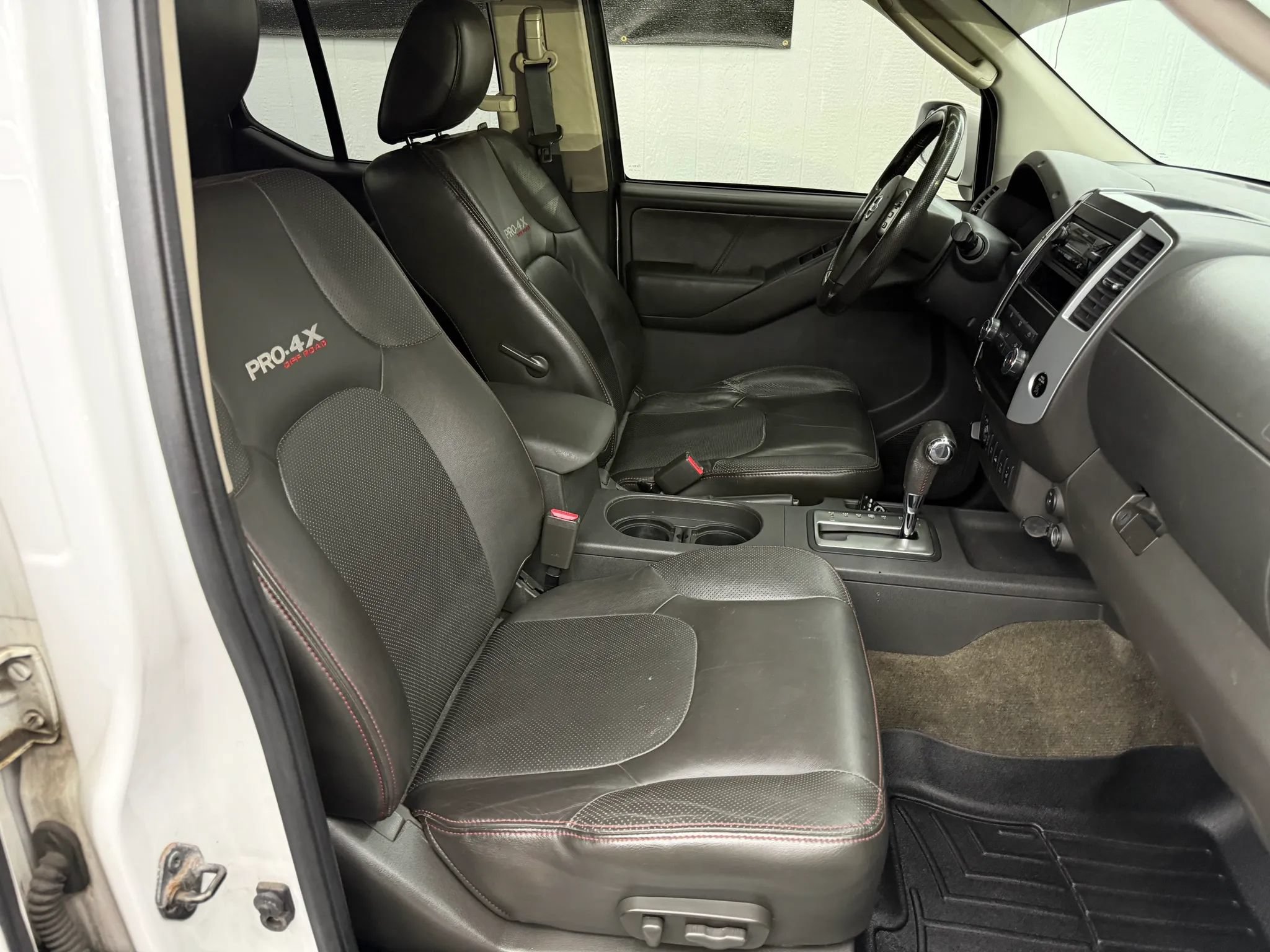 Used 2011 Nissan Frontier PRO-4X w/ Pro-4x Luxury Pkg AWD/4WD image 6