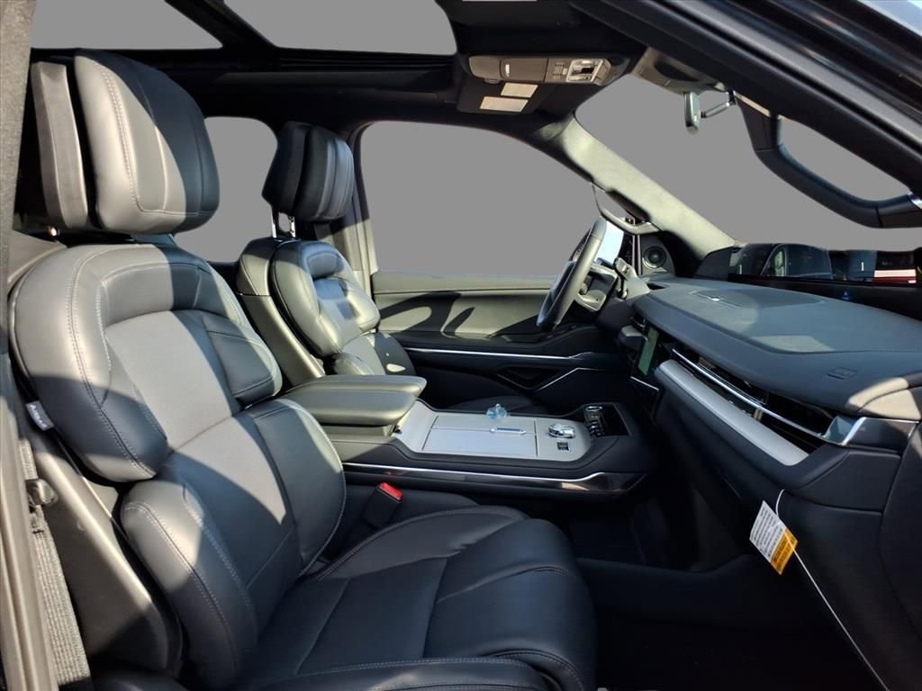 New 2025 Lincoln Navigator Reserve w/ Jet Appearance Package AWD/4WD image 13