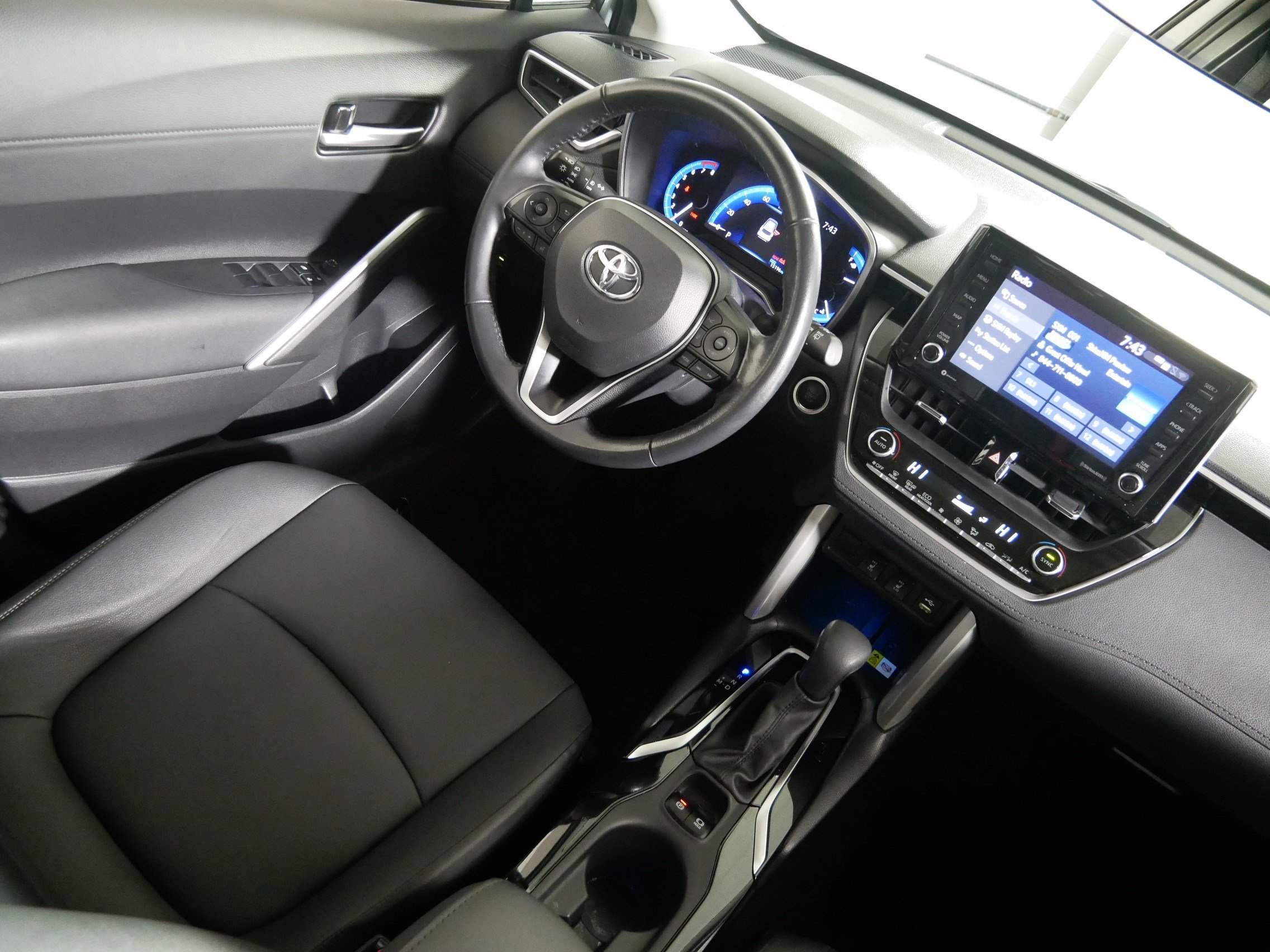 Used 2022 Toyota Corolla Cross XLE w/ Convenience Package image 9