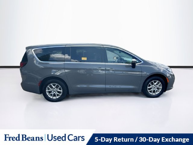 Used 2023 Chrysler Pacifica Touring-L FWD image 11