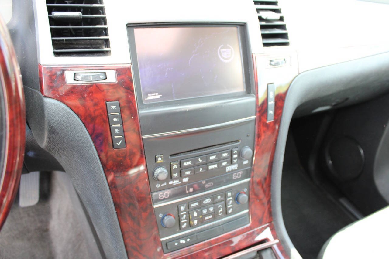 Used 2013 Cadillac Escalade ESV Luxury AWD/4WD image 16