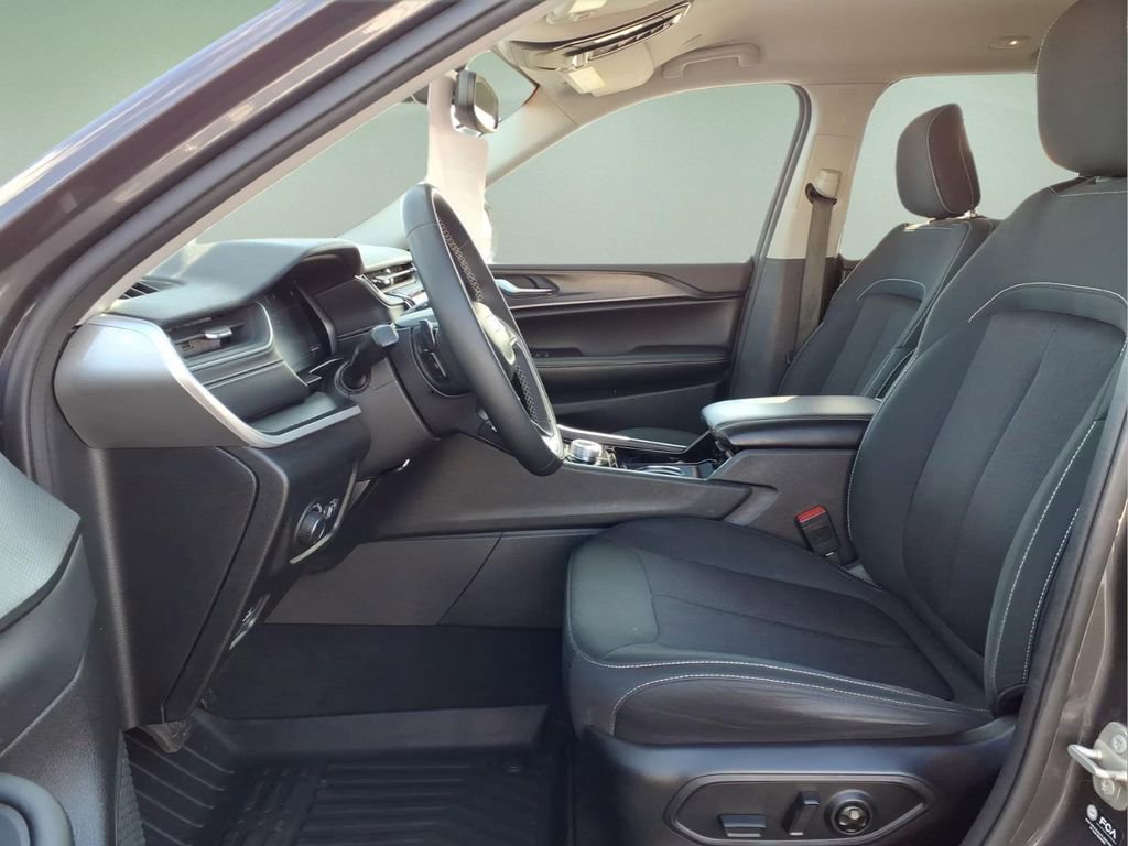 Used 2023 Jeep Grand Cherokee Laredo image 4