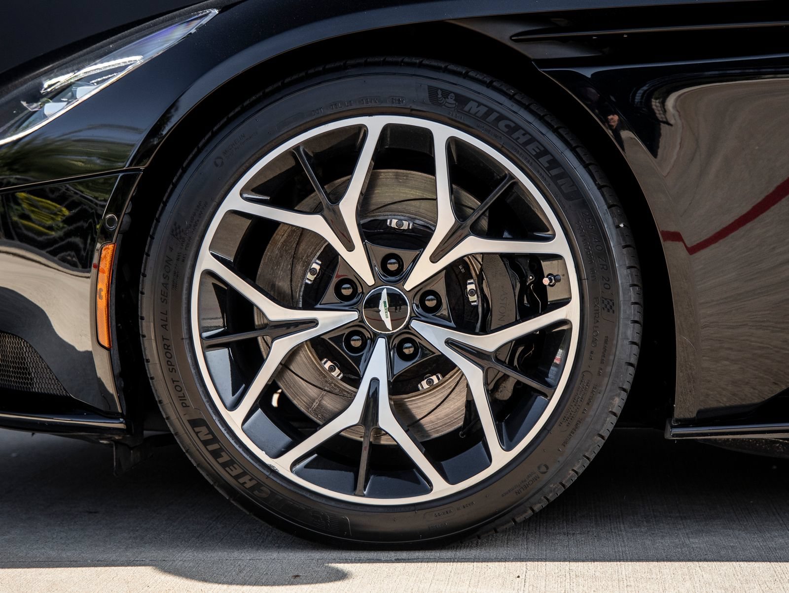 Used 2019 Aston Martin DB11 Volante RWD image 14