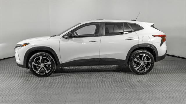 Used 2025 Chevrolet Trax RS w/ Sunroof Package FWD image 3