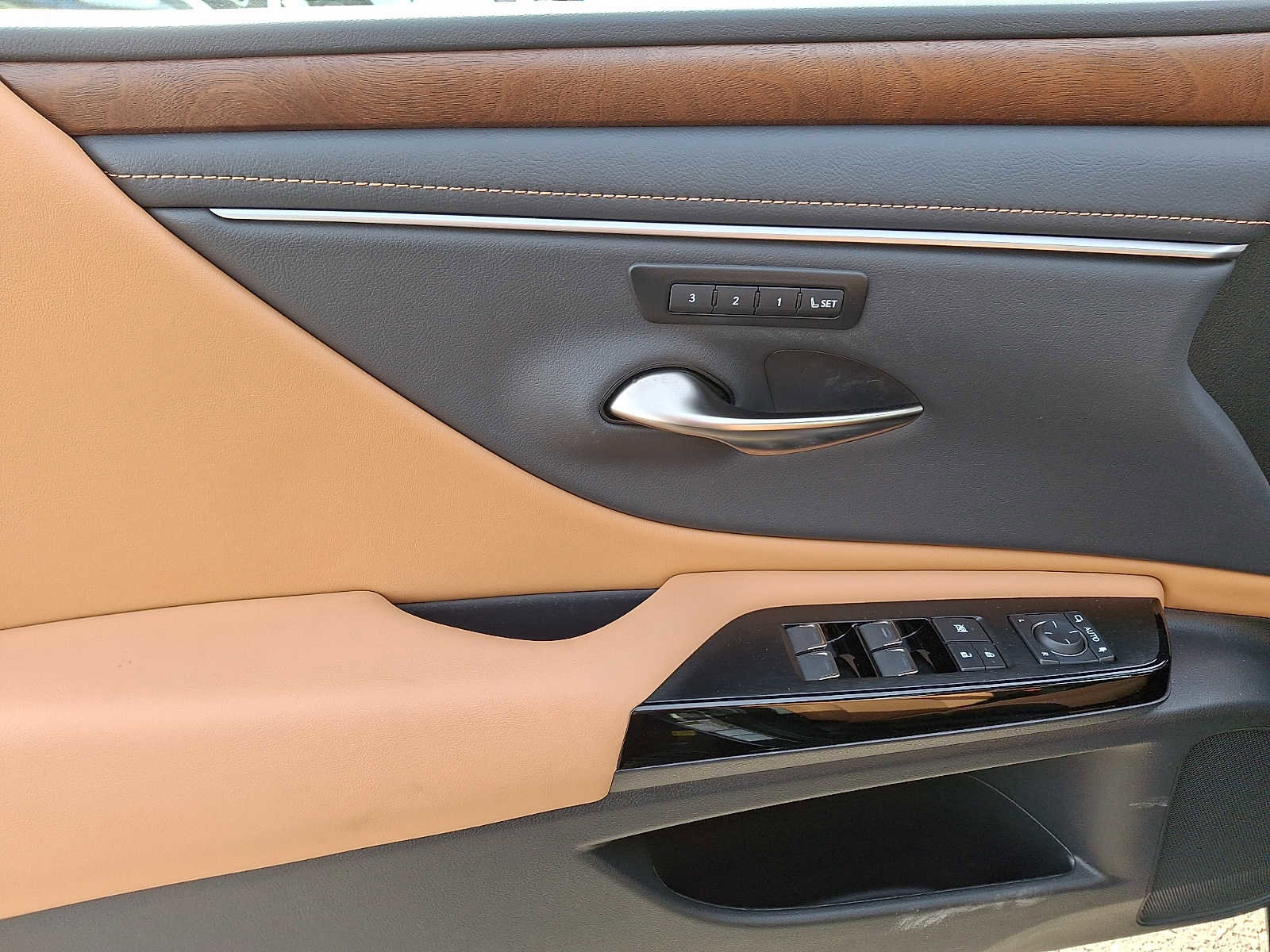 Used 2024 Lexus ES 250 w/ Premium Package image 9