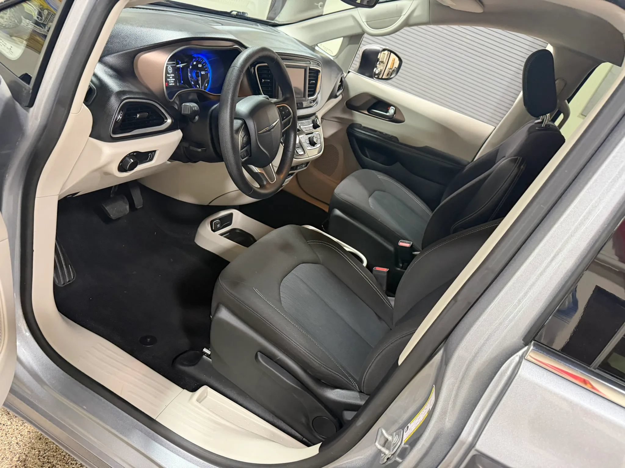 Used 2021 Chrysler Voyager L FWD image 36