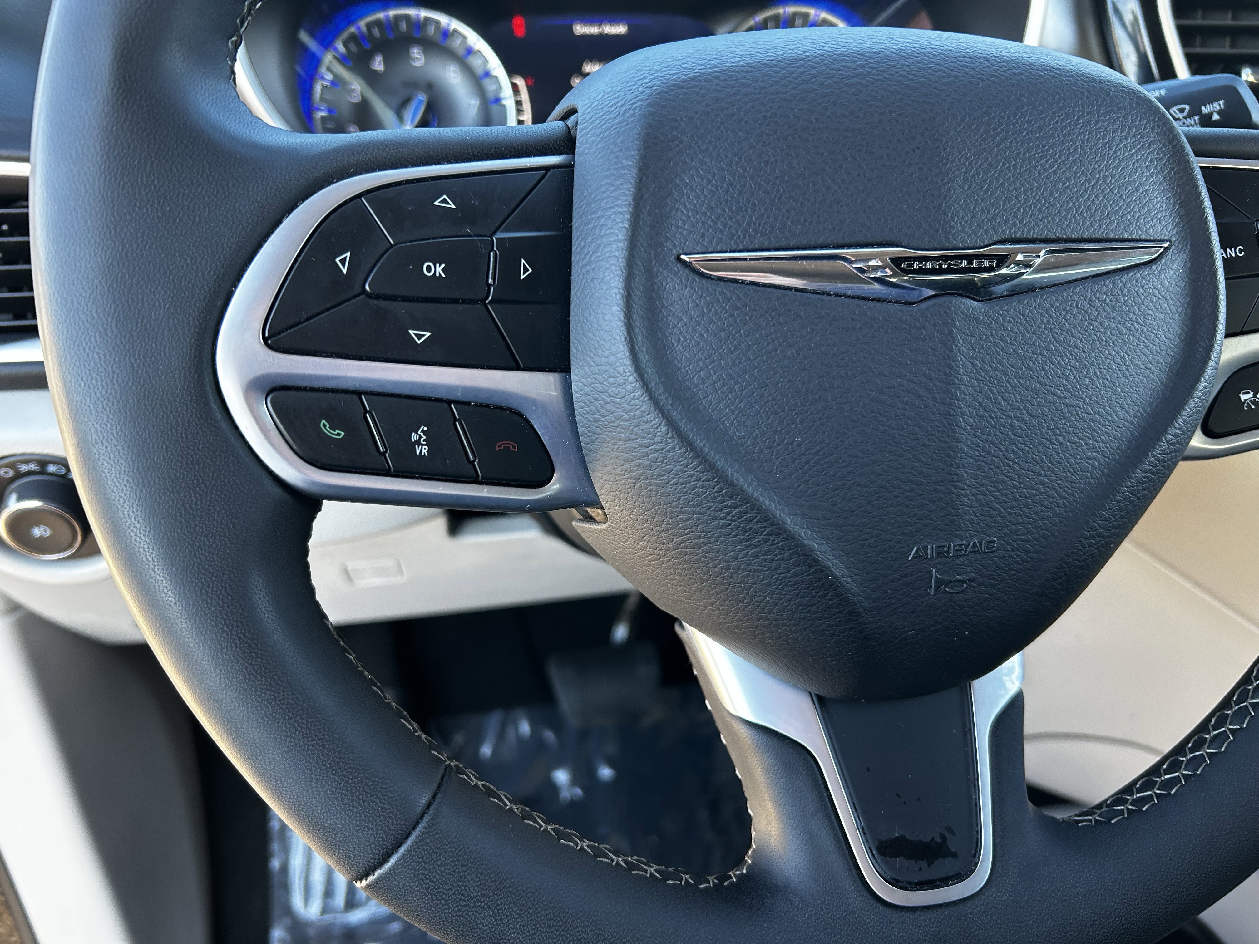 Certified 2024 Chrysler Pacifica Touring-L image 23