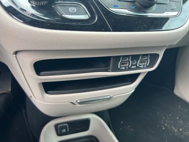 Used 2024 Chrysler Pacifica Touring-L image 13
