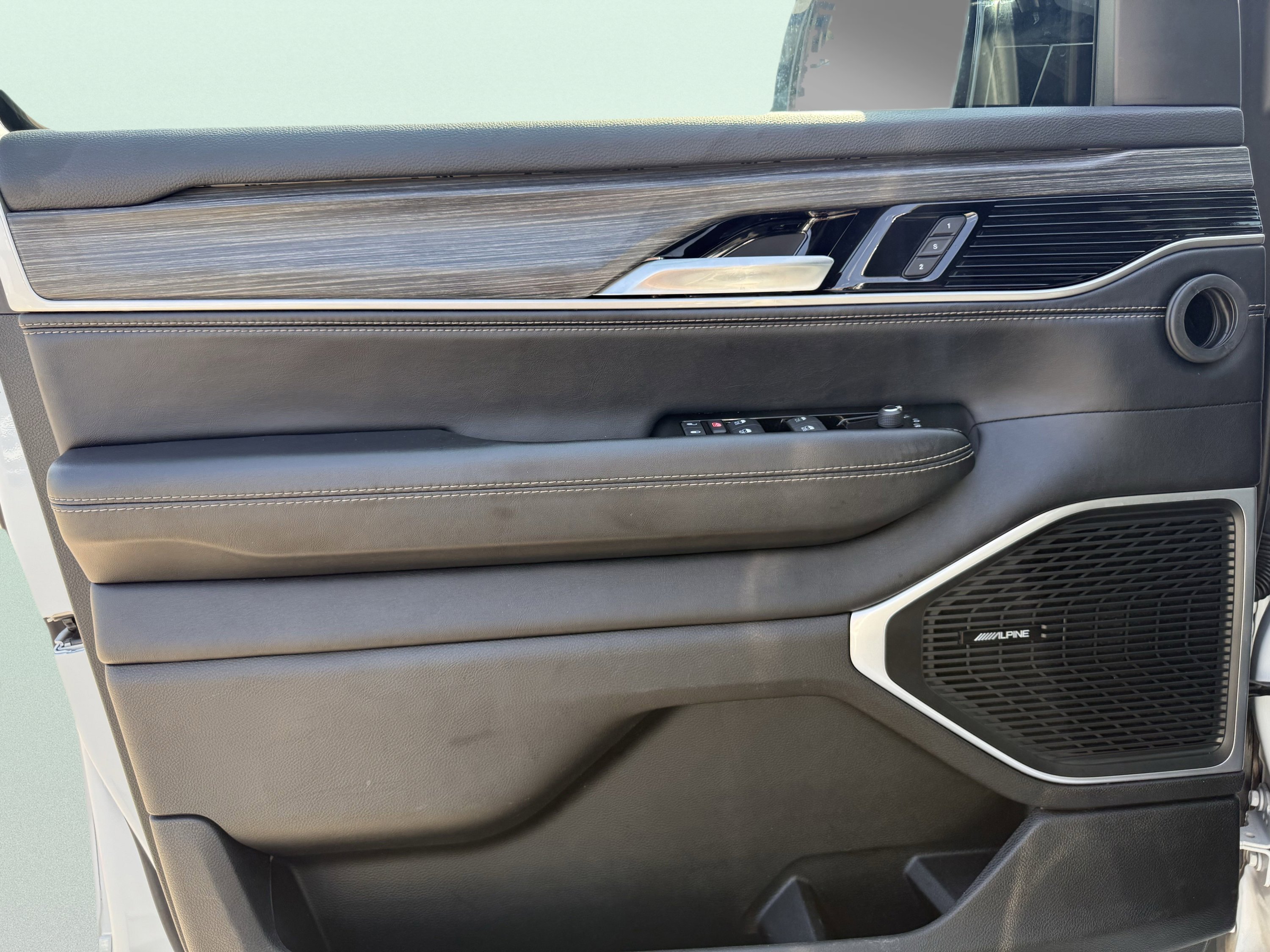 Used 2024 Jeep Wagoneer Series II w/ Flexible Seating Group image 30