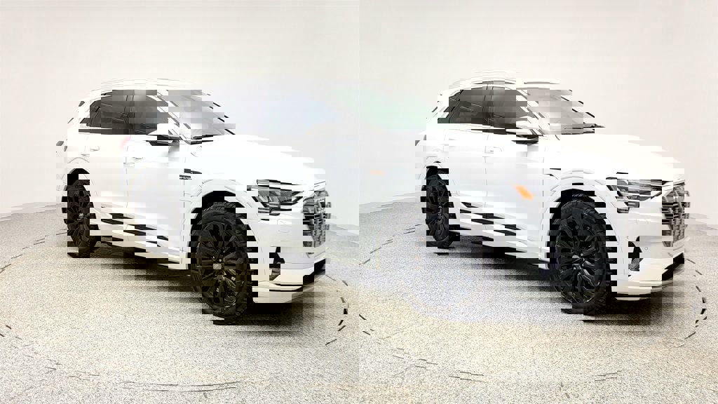 Used 2019 Audi e-tron Prestige w/ Prestige Package image 3