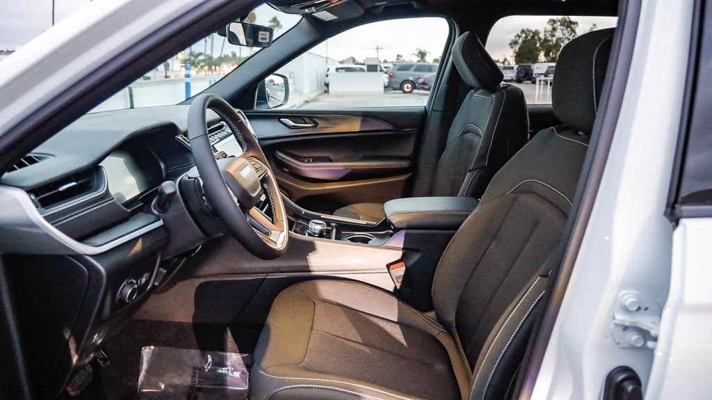 New 2025 Jeep Grand Cherokee L Laredo w/ Luxury Tech Group I image 19