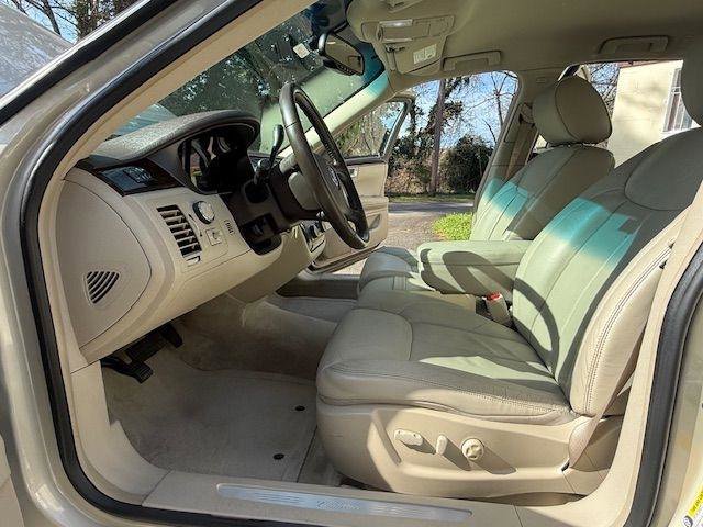 Used 2011 Cadillac DTS FWD image 32