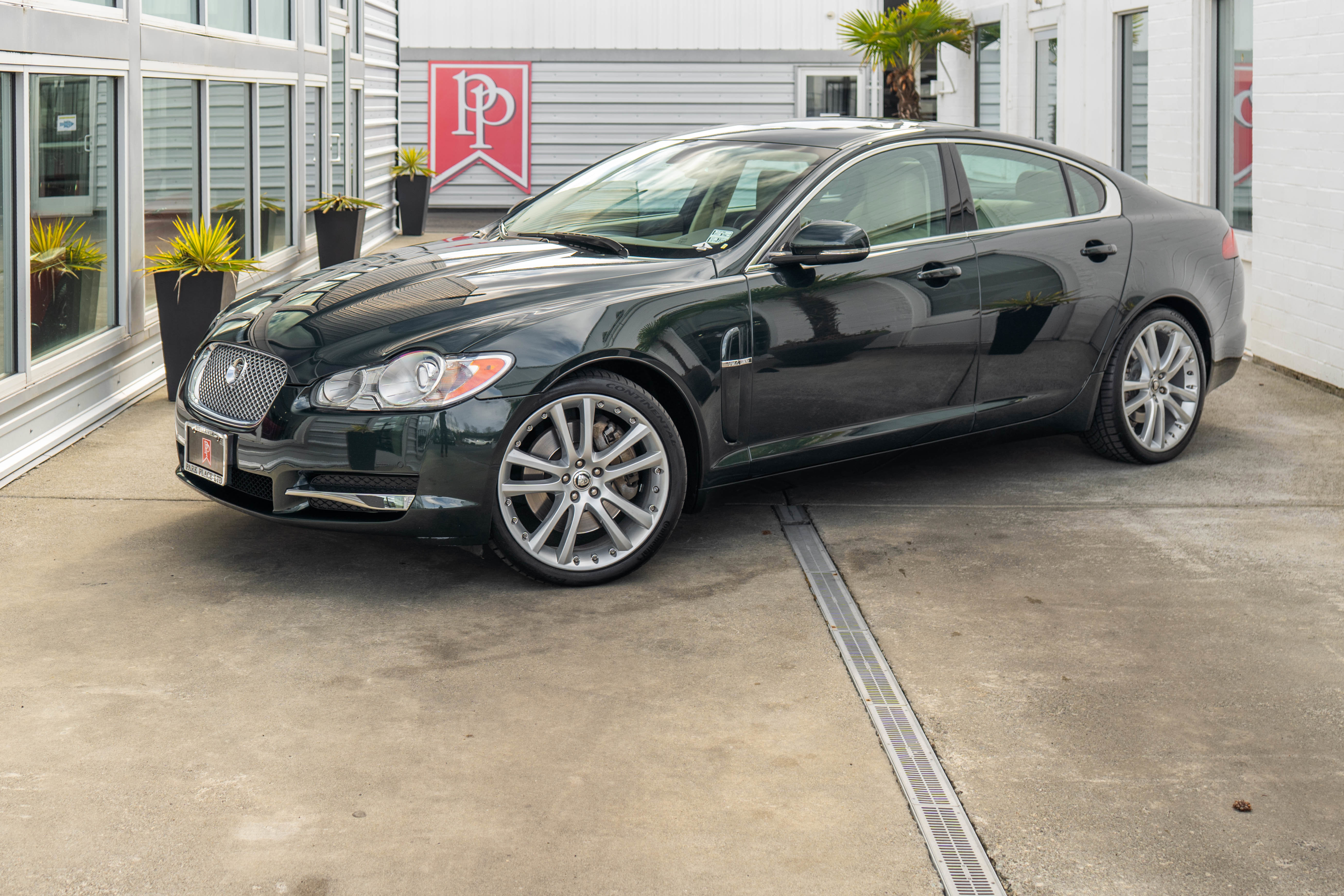 Used 2011 Jaguar XF Portfolio image 2