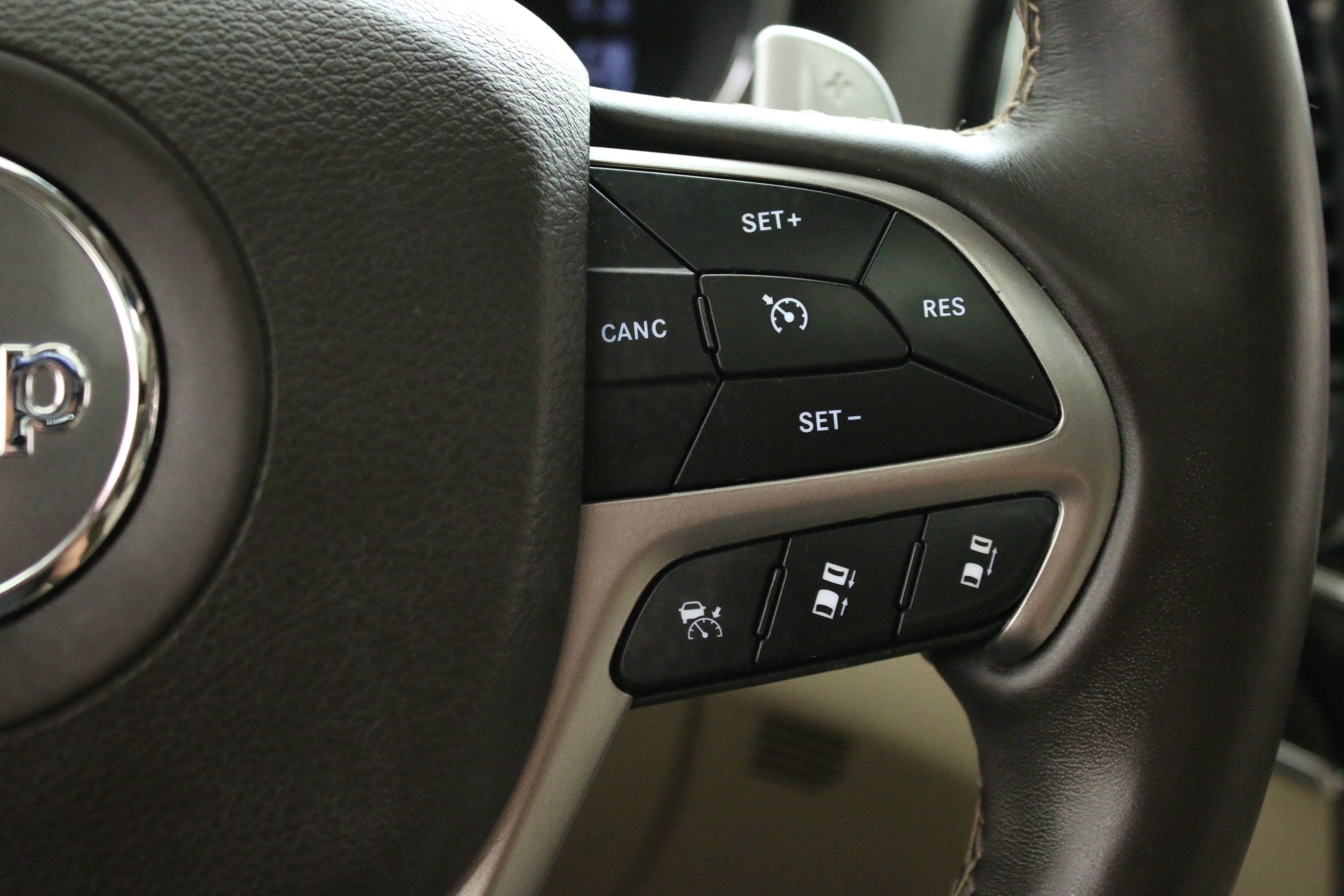 Used 2021 Jeep Grand Cherokee Overland AWD/4WD image 15