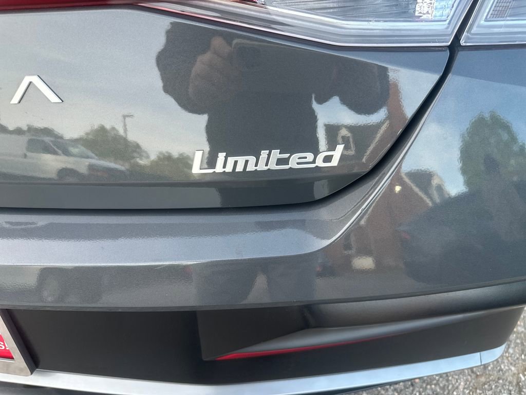 Used 2025 Hyundai Elantra Limited image 22