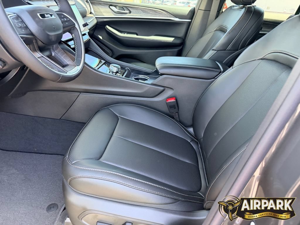 New 2026 Jeep Grand Cherokee Limited w/ Luxury Tech Group II AWD/4WD image 15