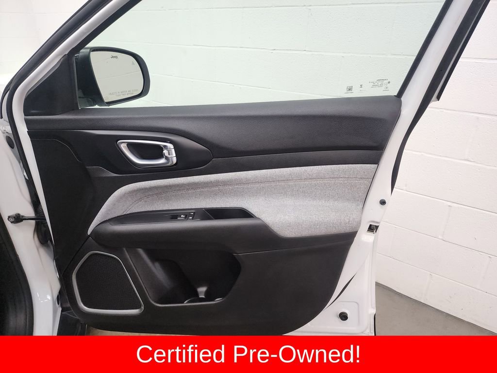 Used 2024 Jeep Compass Latitude image 32