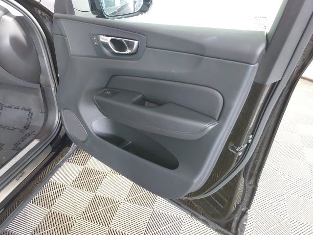 Used 2023 Volvo XC60 B5 Plus image 22