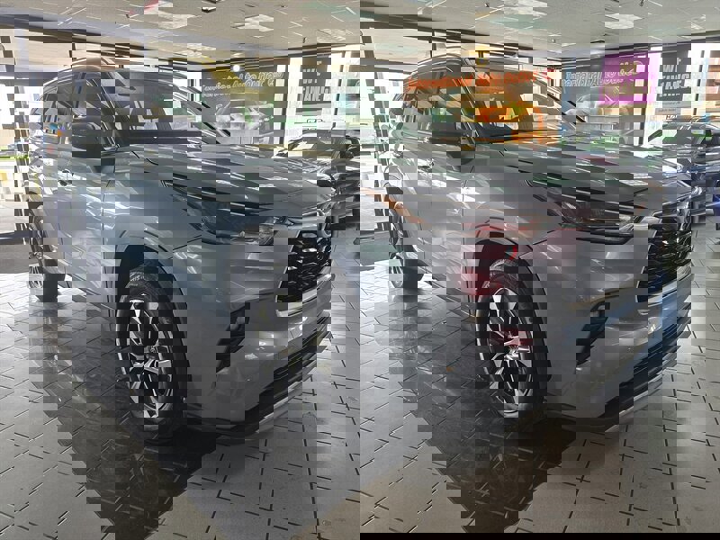 Used 2021 Toyota Highlander XLE image 3