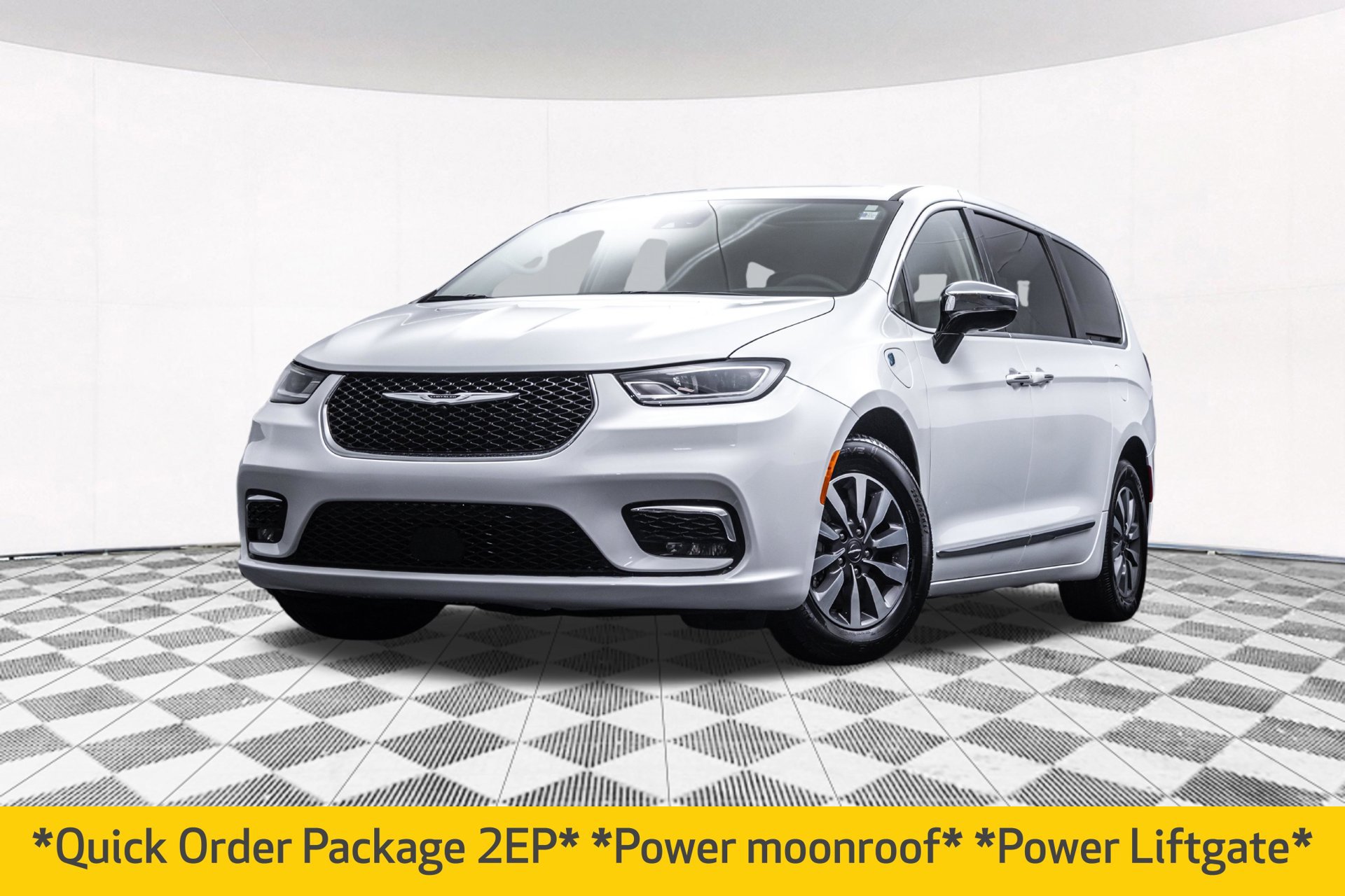 Used 2023 Chrysler Pacifica Limited FWD image 2