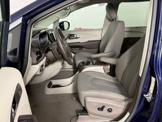 Used 2019 Chrysler Pacifica Touring Plus w/ Advanced Safetytec Group image 24