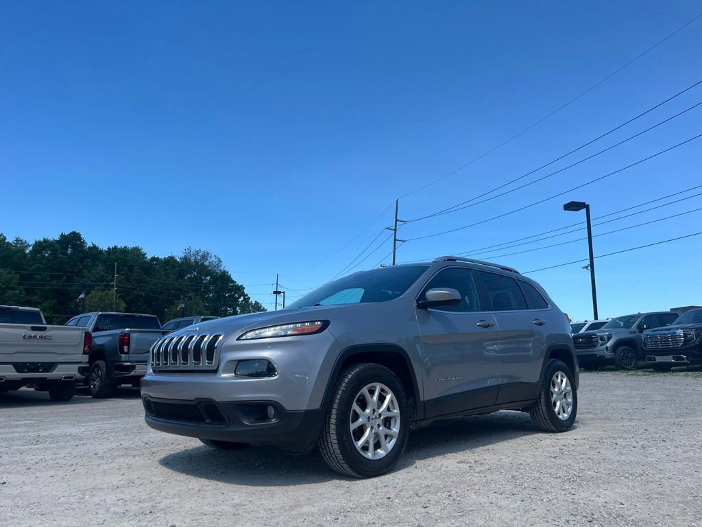 Used 2017 Jeep Cherokee Latitude w/ Cold Weather Group AWD/4WD image 2