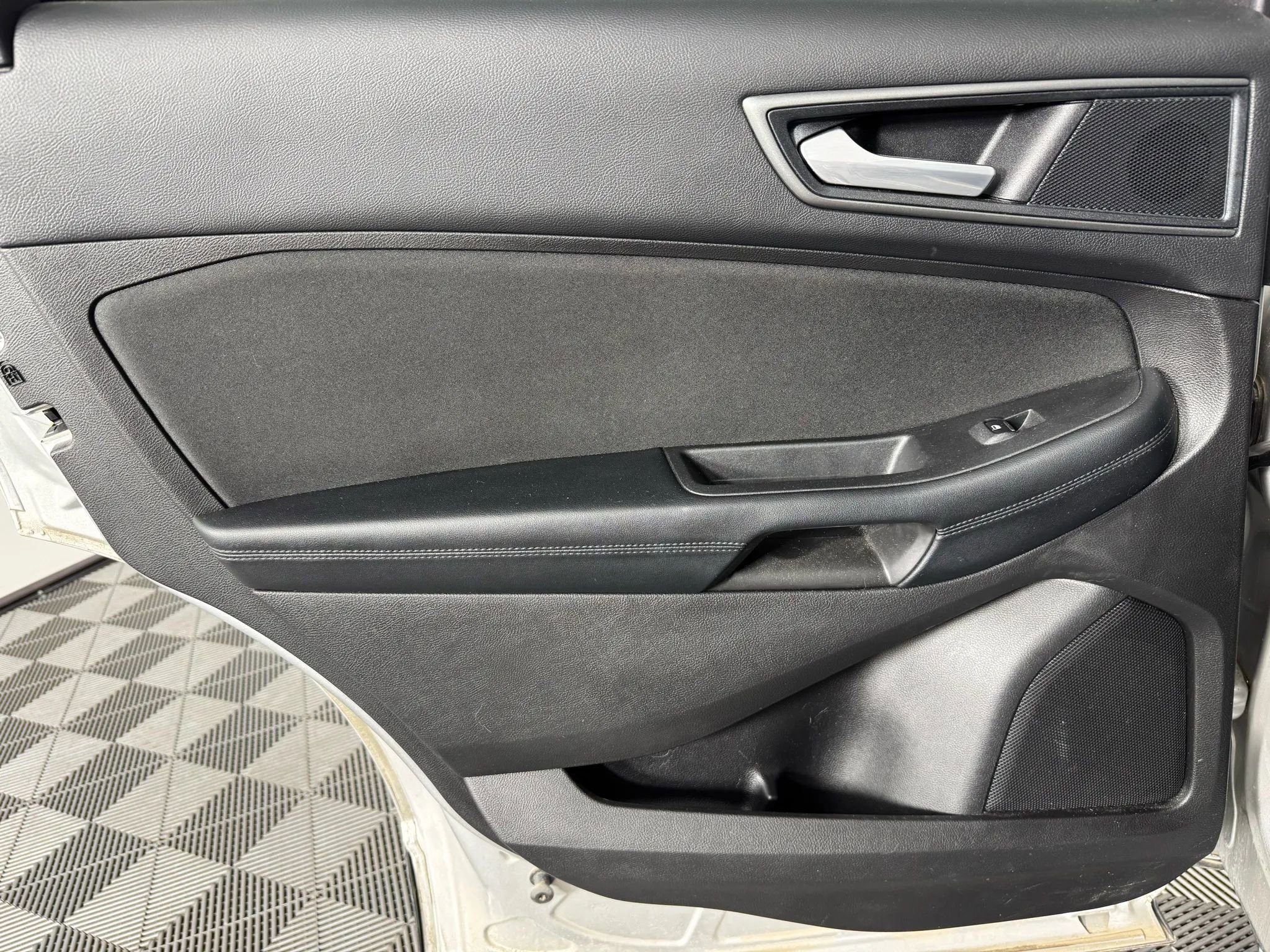Used 2017 Ford Edge SE image 37