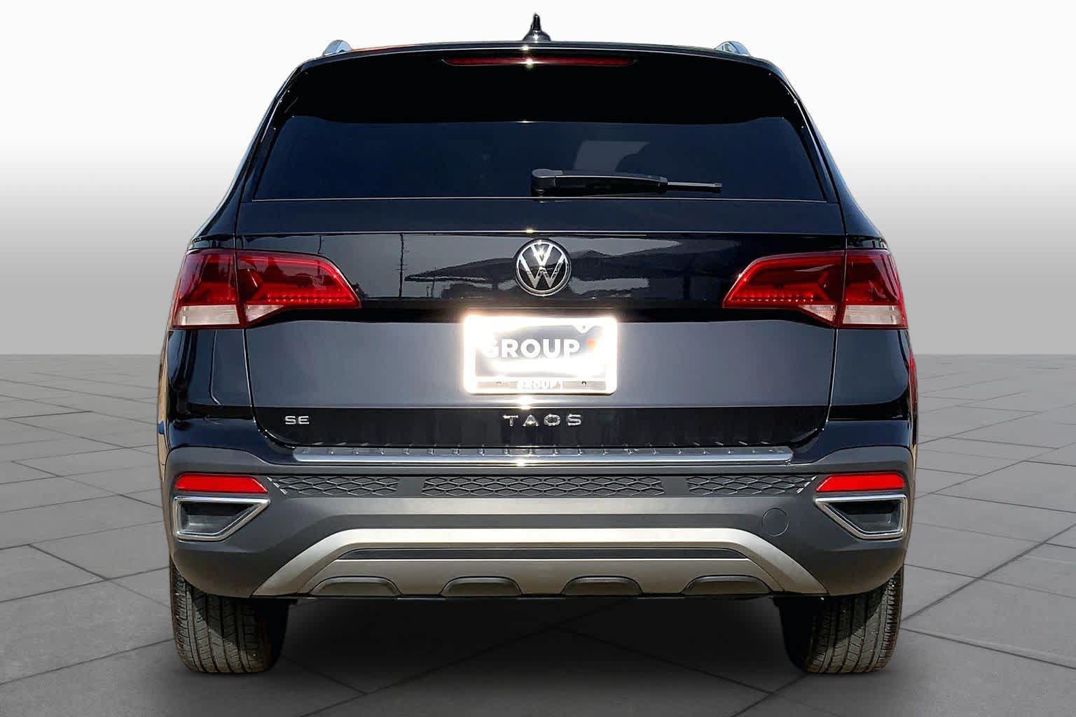 Used 2024 Volkswagen Taos SE w/ Panoramic Sunroof Package FWD image 5