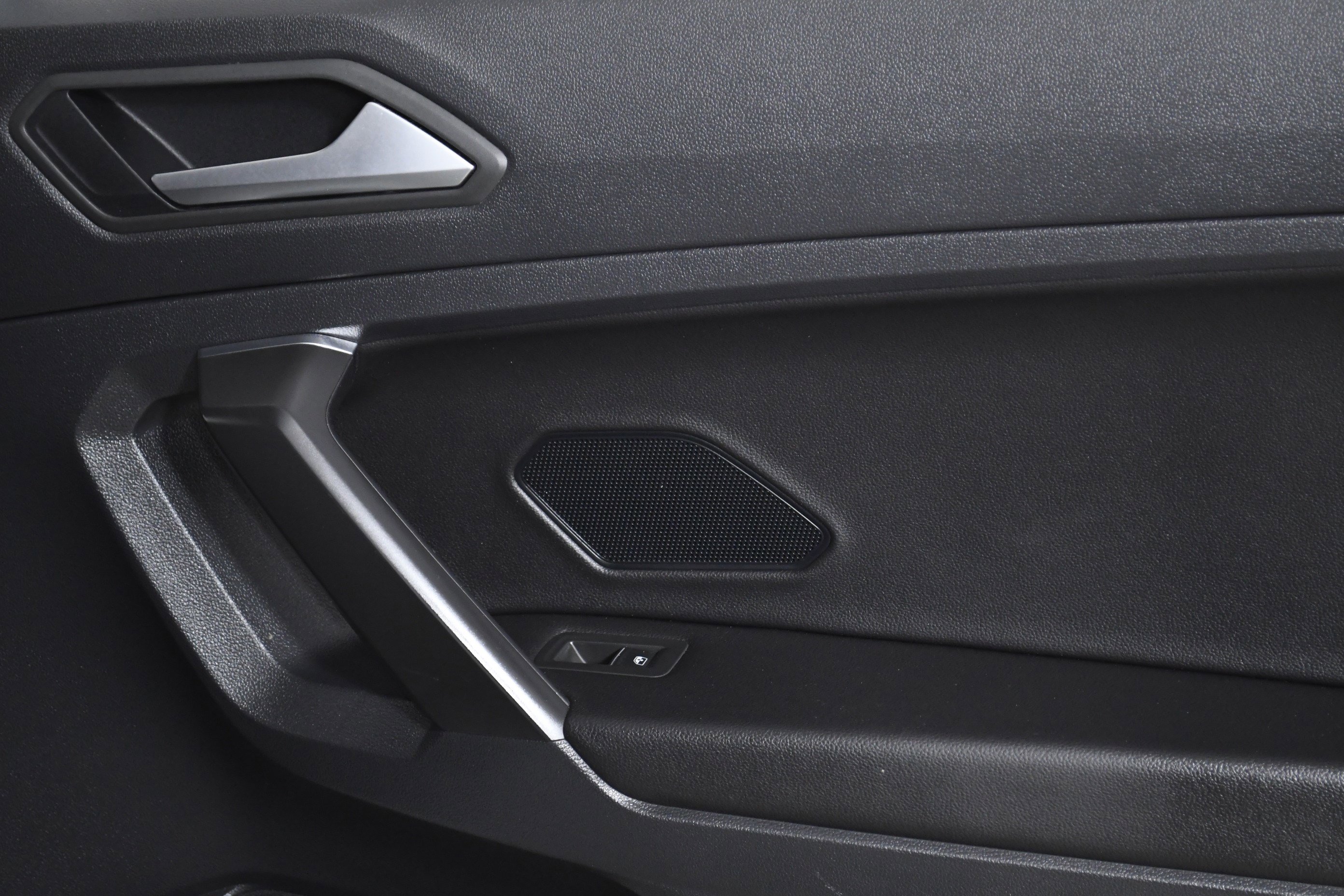 Used 2021 Volkswagen Tiguan SE R-Line image 25