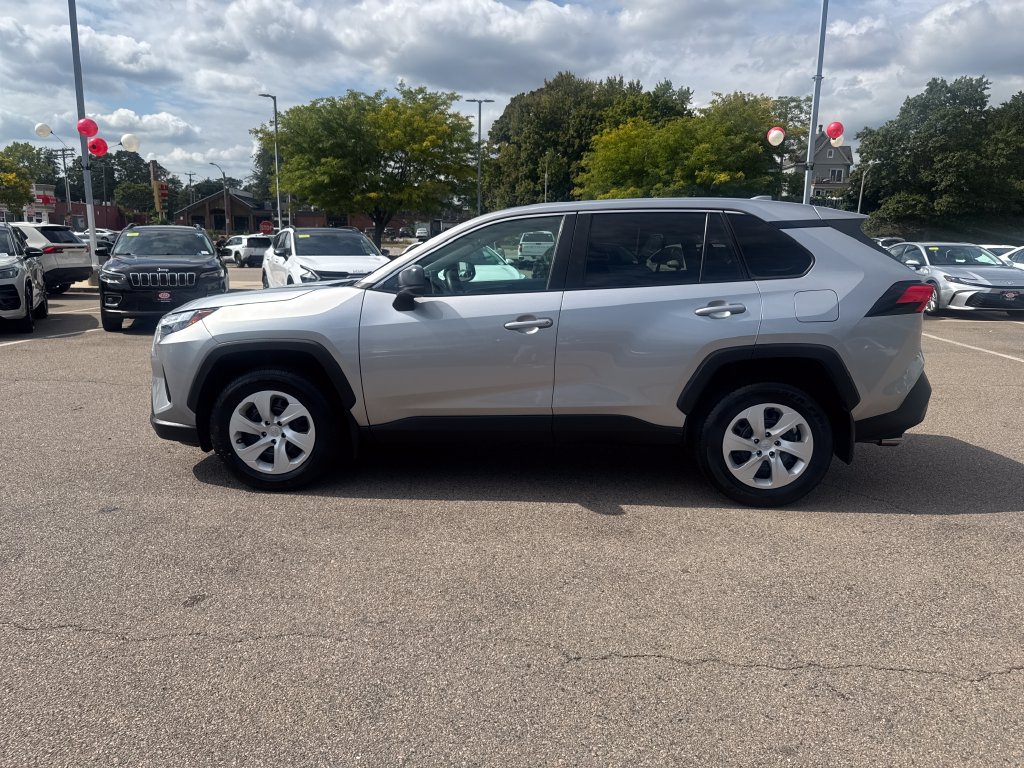 Used 2024 Toyota RAV4 LE AWD/4WD image 4