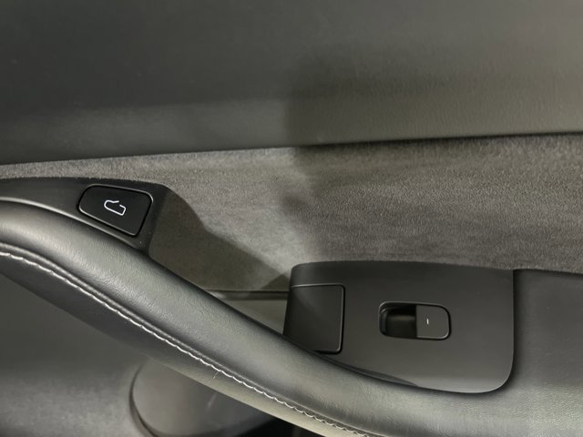 Used 2022 Tesla Model Y Long Range image 38