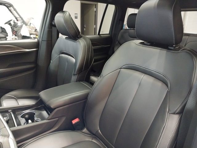 New 2025 Jeep Grand Cherokee Limited image 4