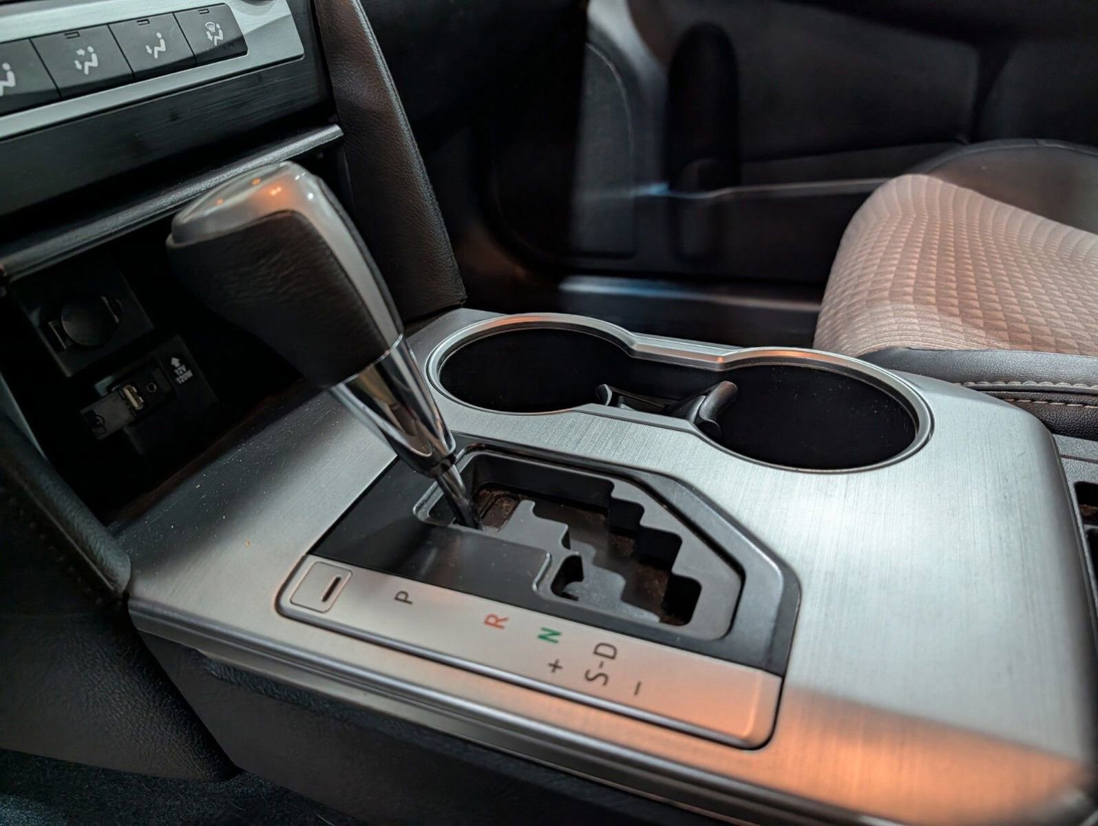 Used 2013 Toyota Camry SE image 6