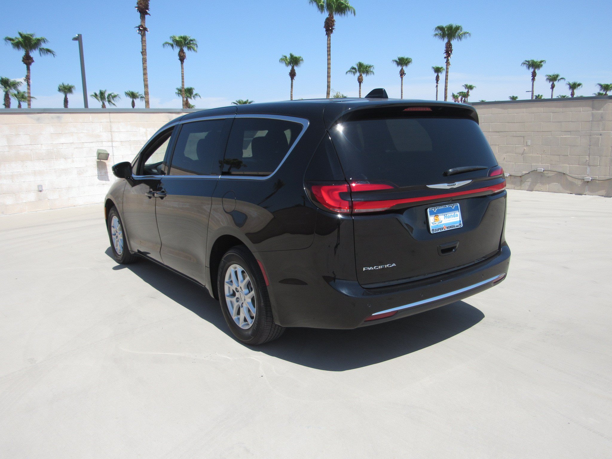 Used 2025 Chrysler Pacifica Select FWD image 6