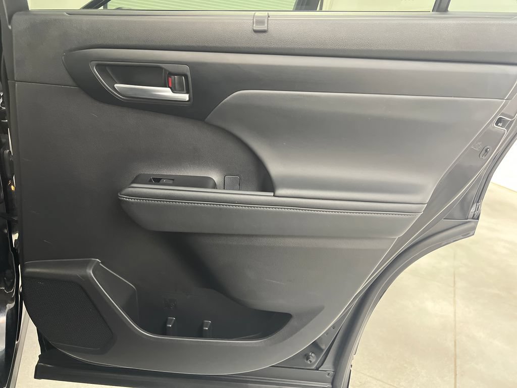 Used 2025 Toyota Highlander XLE FWD image 29