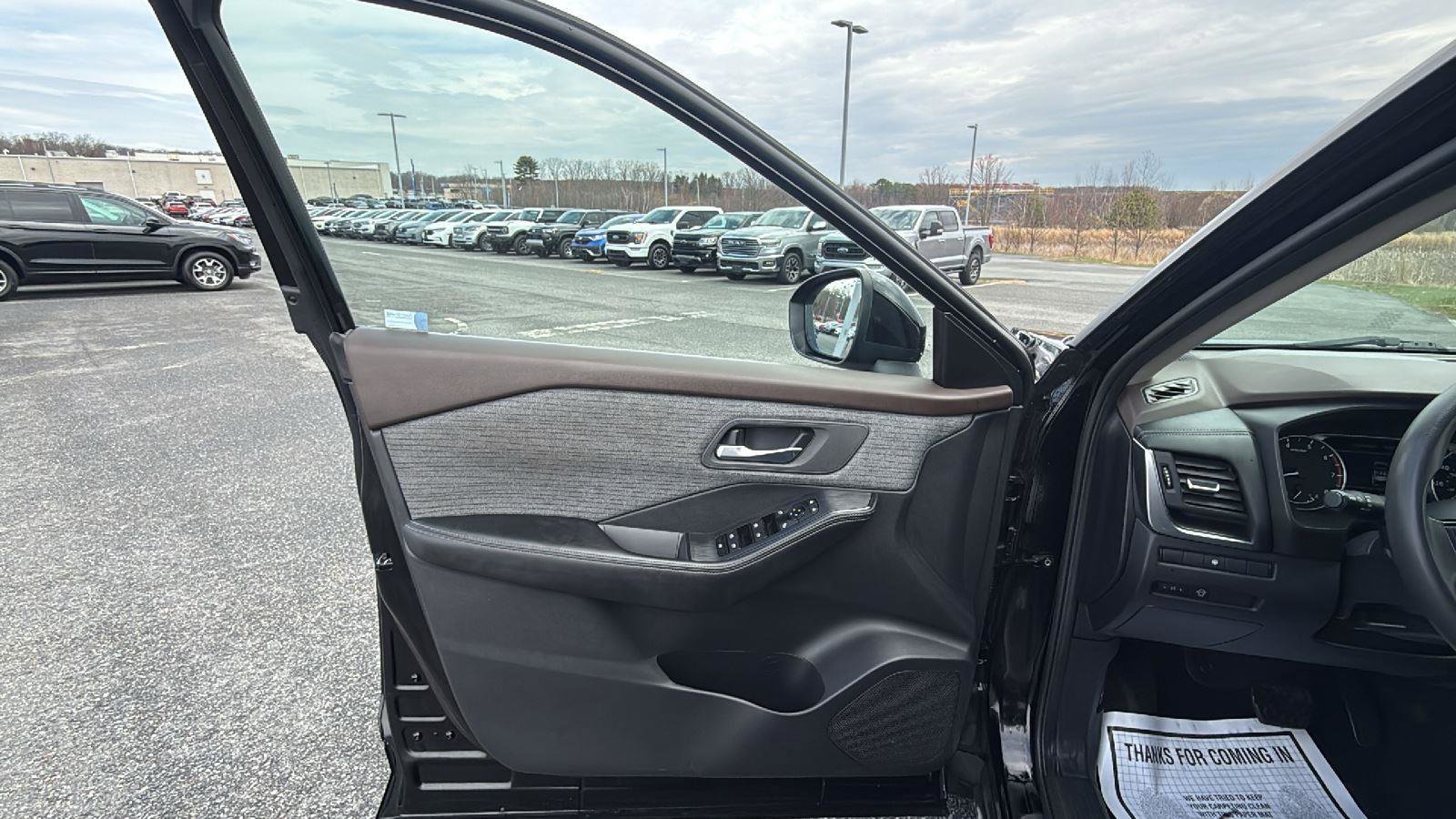 Used 2023 Nissan Rogue SV image 23