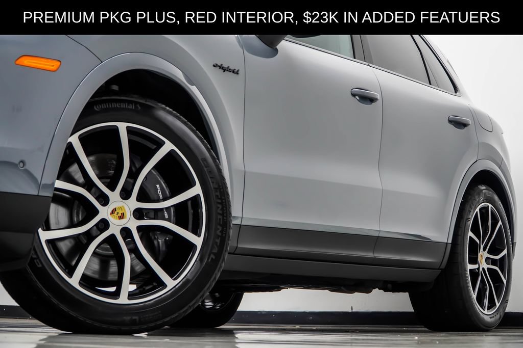 Used 2024 Porsche Cayenne AWD/4WD image 3