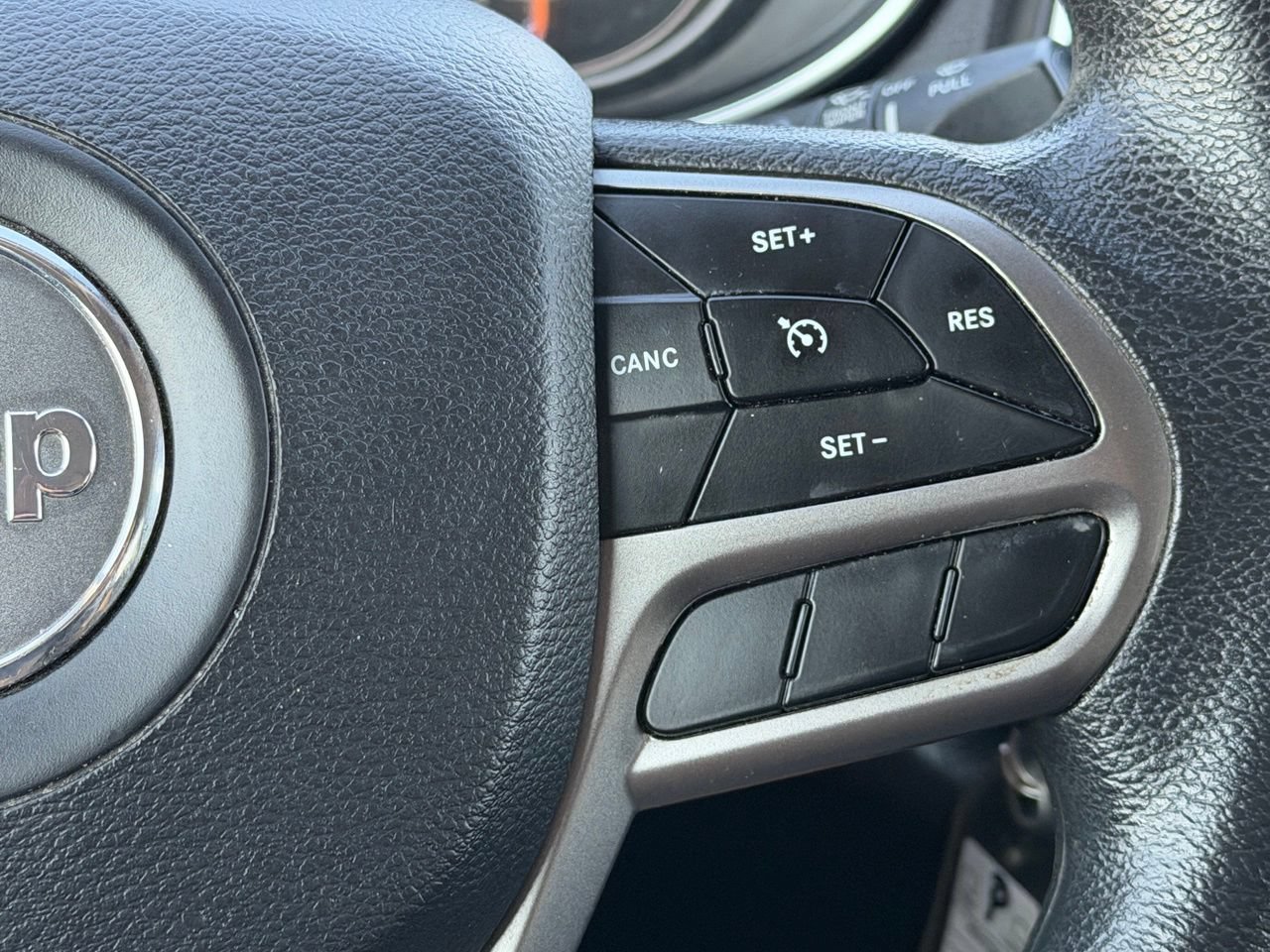 Used 2019 Jeep Cherokee Latitude w/ Popular Appearance Group FWD image 17