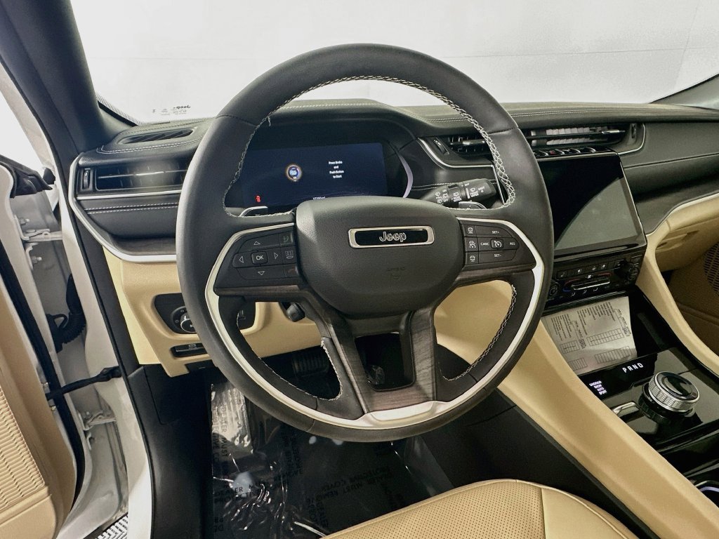 Used 2023 Jeep Grand Cherokee Limited w/ Luxury Tech Group II AWD/4WD image 15