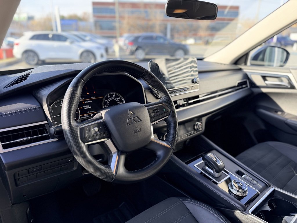 Used 2024 Mitsubishi Outlander SE image 12