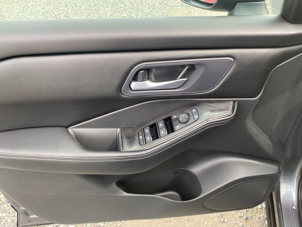 Used 2024 Nissan Rogue SV image 11