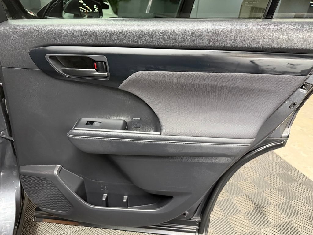 Used 2020 Toyota Highlander LE FWD image 49