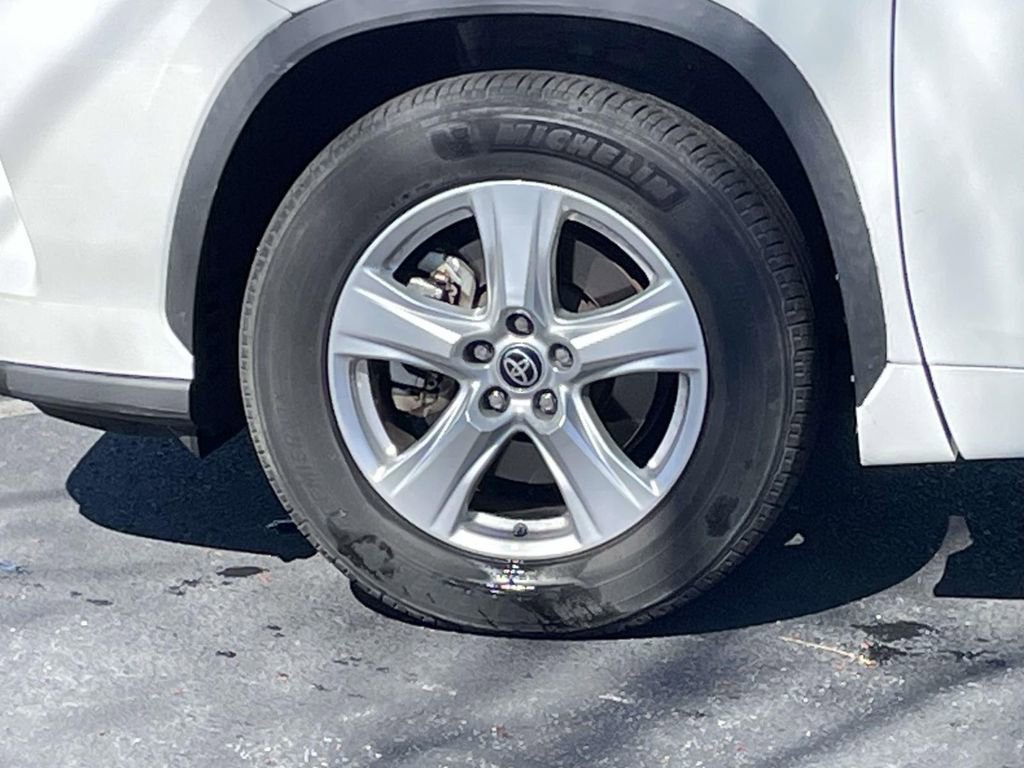 Used 2022 Toyota Highlander LE image 29