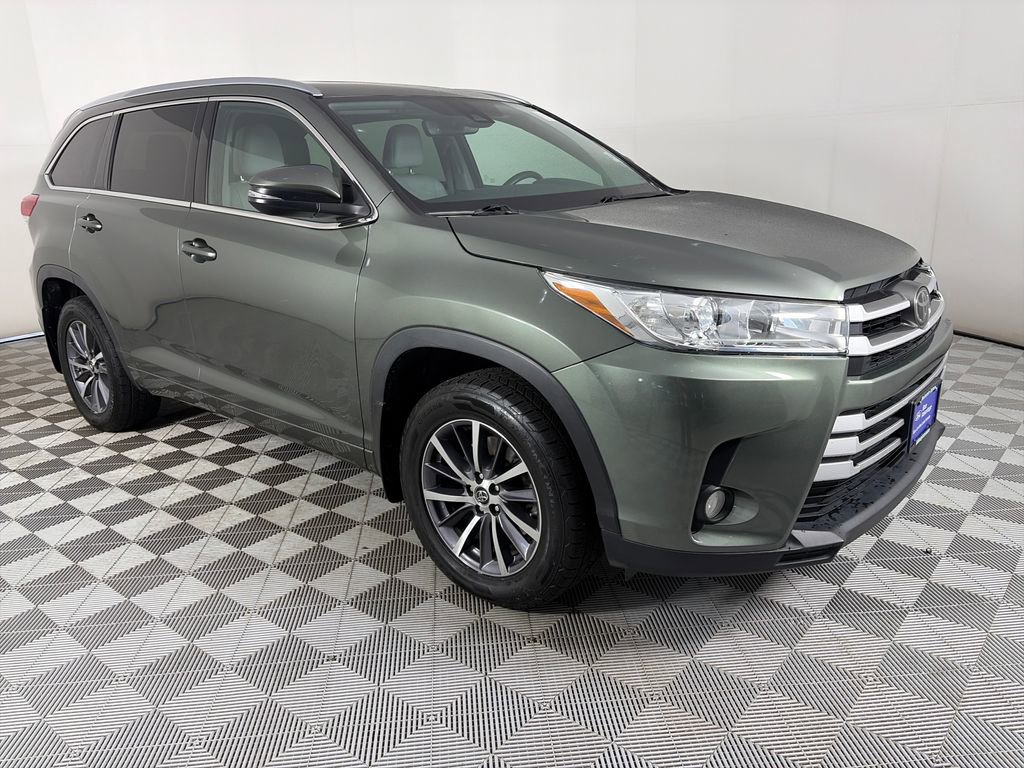 Used 2017 Toyota Highlander XLE w/ Carpet Mat Package AWD/4WD image 1
