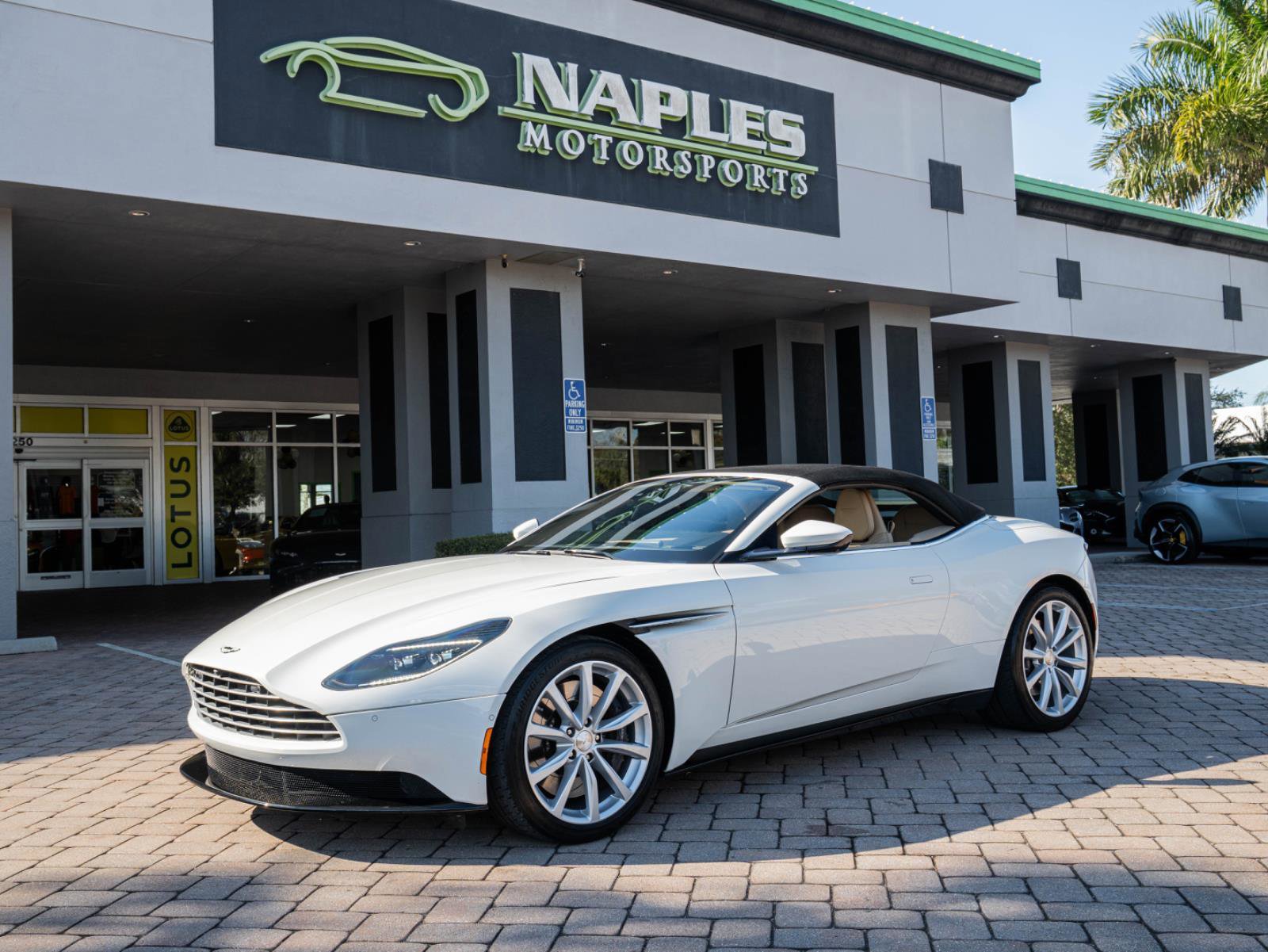 Used 2019 Aston Martin DB11 Volante image 26