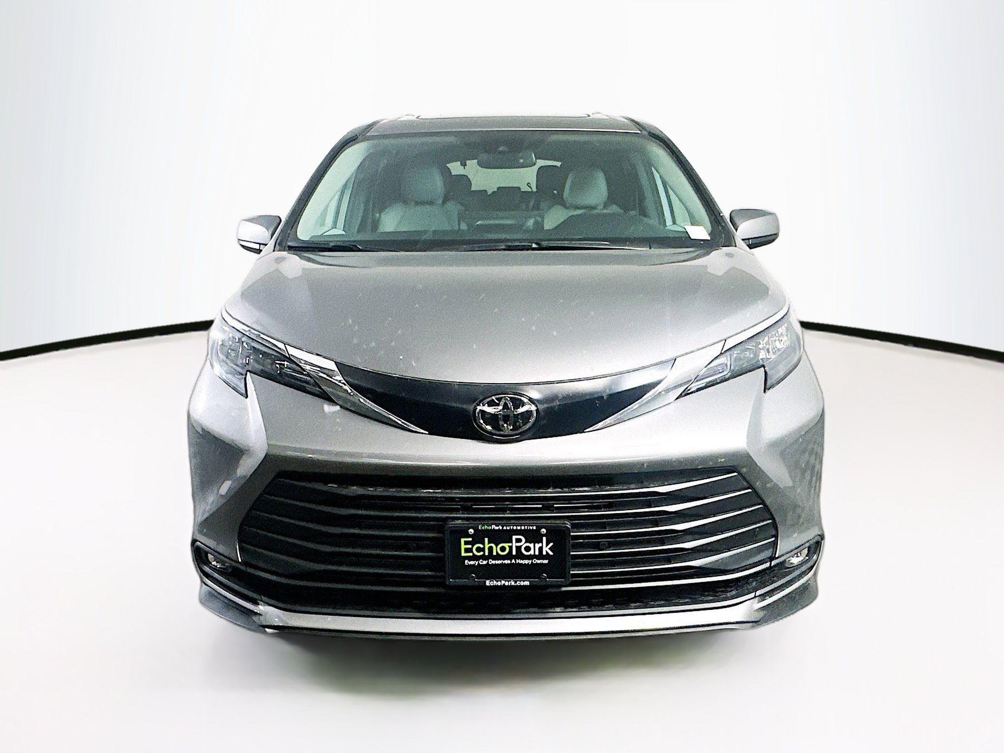 Used 2026 Toyota Sienna XLE FWD image 2
